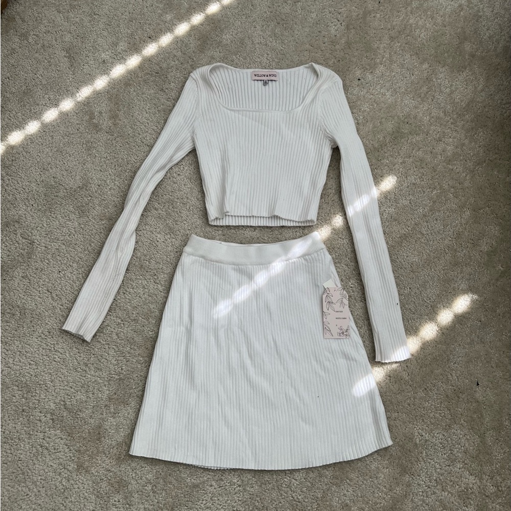 White winter/fall skirt set. Size small. Knit material